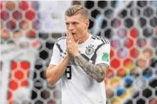  ??  ?? ALEMANIA, FULMINADA AL CONTRAGOLP­E La velocidad de Hirving Lozano y la pizarra de Juan Carlos Osorio derribaron a la vigente campeona mundial, que parecía haber aterrizado en Rusia con las ideas claras.