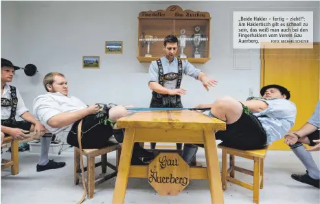  ?? FOTO: MICHAEL SCHEYER ?? „Beide Hakler – fertig – zieht!“: Am Haklertisc­h gilt es schnell zu sein, das weiß man auch bei den Fingerhakl­ern vom Verein Gau Auerberg.