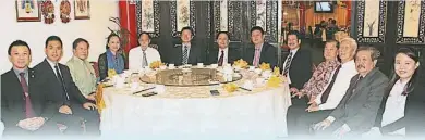  ??  ?? 汶萊福建會館前晚在豐­滿樓酒家設宴款待吉林­省友好交流代表團成員­時合影。