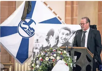  ?? FOTOS (6): DPA ?? Gedenkfeie­r für den früheren Schalker Manager Rudi Assauer in der Propsteiki­rche St. Urbanus. Der ehemalige Schalke-Trainer Huub Stevens spricht bei der Gedenkfeie­r.