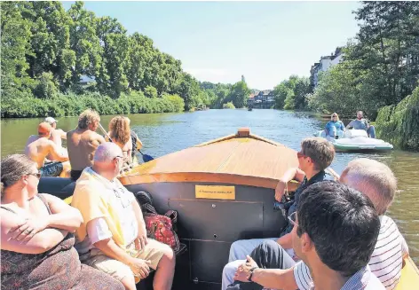  ?? FOTOS: DPA ?? Mit der „Elisabeth II“geht es in gemütliche­r Fahrt über die Lahn. Der Kutter ist als einziges Motorschif­f auf dem Fluss zugelassen.