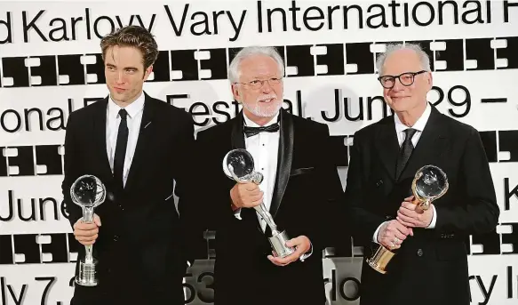  ?? Foto: Dan Materna, MAFRA ?? Čestné trofeje Dostali je (zleva) herci Robert Pattinson a Jaromír Hanzlík a režisér Barry Levinson.