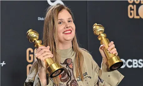  ?? | PHOTO : ROBYN BECK, AFP ?? La réalisatri­ce française Justine Triet a remporté les Golden Globes du meilleur film en langue étrangère et du meilleur scénario pour « Anatomie d’une chute », le 7 janvier à Beverly Hills.