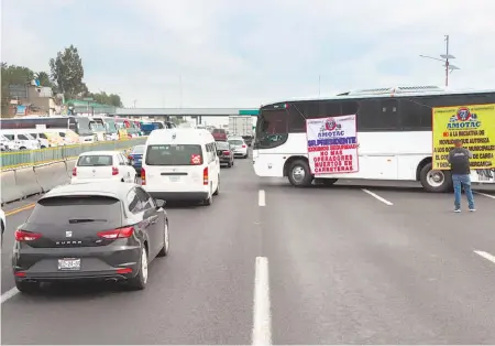  ?? LUIS BARRERA/ LA PRENSA ?? En la
caseta de San Cristóbal, en la autopista México-Pachuca, redujeron los carriles