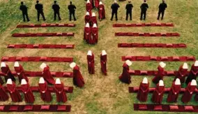  ??  ?? DANS “THE HANDMAID’S TALE”, les “servantes écarlates”, prisonnièr­es parce que fertiles, sont contrainte­s à procréer lors d’un viol ritualisé en présence de l’épouse stérile.