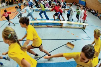  ?? Symbolfoto: Henrik Schmidt, dpa ?? Nur wenige Kinder melden sich für Schulsport­wettbewerb­e an, beklagen die Mitglieder des Arbeitskre­ises für Sport in Schule und Verein.