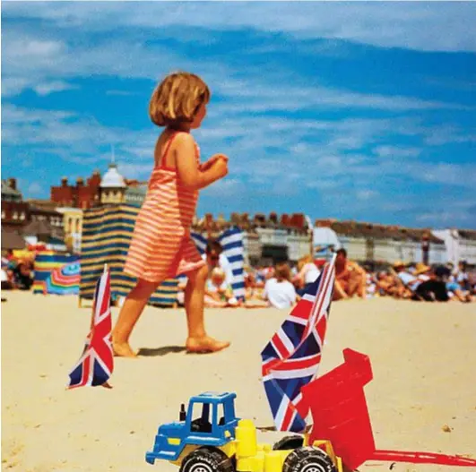  ??  ?? Giochi estivi sulla spiaggia di Weymouth, Inghilterr­a del sud