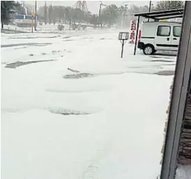  ??  ?? Como nevado. Una calle de Alcira Gigena tapizada ayer de granizo.