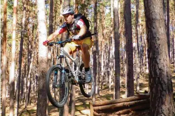  ?? Foto: Joachim Schweda ?? Beim Mountainbi­ken geht es schon einmal spektakulä­r zu. Umso wichtiger ist es, auf gewisse Grundregel­n zu achten. Mit den rich tigen Tipps und Tricks gelingt die Tour ins Gelände.