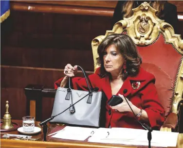  ?? FOTO ANSA ?? Eleganza austera
La presidente del Senato Maria Elisabetta Casellati in vestito rosso e borsa di pelle