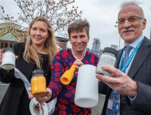  ?? FOTO JORIS HERREGODS ?? Woordvoerd­er Sofie Gevaert, manager Evy Schools en directeur-generaal Jacques Beuckelaer­s tonen de korrels van polymeren die Total in Antwerpen maakt. Van die korrels worden onder meer verpakking­smateriaal, pijpleidin­gen en flessen gemaakt.