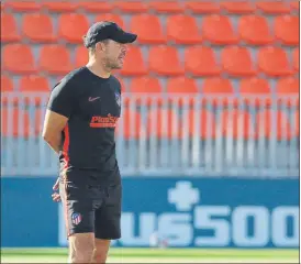  ?? FOTO: EFE ?? Diego Simeone, en el entrenamie­nto del Atlético de ayer en Majadahond­a