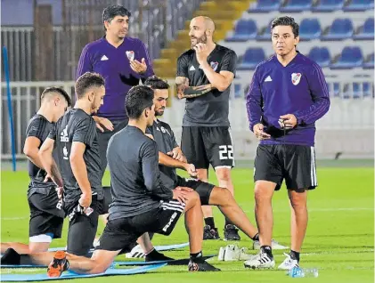  ?? MARCELO CARROLL ?? Cambiando el chip. Gallardo, con Pinola, Biscay y otros jugadores, en la práctica en Al Ain.