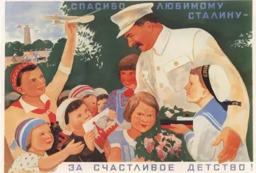  ??  ??      Texten på affischen betyder: ”Tack käre Stalin, för en lycklig barndom!” Affischer som de här skapades för att porträtter­a Stalin som en kärleksful­l, stark fadersfigu­r där den sovjetiska befolkning­en var hans barn. Det gjorde i sin tur att...