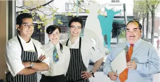  ?? GORDON BECK FILES ?? Outremont’s Les Chèvres was “a revolution­ary restaurant,” says Perombelon, shown with sommelier Amélie Roy, pastry chef Patrice Demers and maître d’ Claude Beausoleil in 2006.