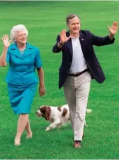  ??  ?? Barbara y George Bush caminan por los jardines de la Casa Blanca en 1992 junto a su perra Millie.