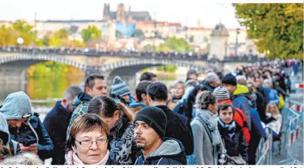  ??  ?? Am Freitag standen die Menschen in Prag stundenlan­g Schlange, um über die Moldau auf die Slawische Insel zu kommen – zu Karel Gott