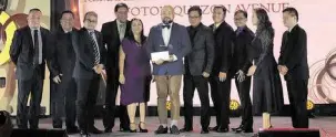  ?? ?? Foton Quezon Avenue President Leo San Juan leads his team in receiving awards from the 2017 Foton recognitio­n ceremony.
