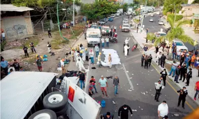  ?? REUTERS ?? Varias de las víctimas que viajaban en la caja del camión terminaron sobre la carretera