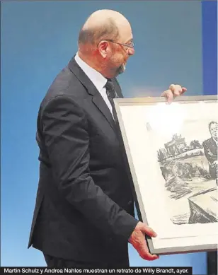  ??  ?? Martin Schulz y Andrea Nahles muestran un retrato de Willy Brandt, ayer.