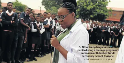  ?? / ZIPHOZONKE LUSHABA ?? Dr Nthabiseng Magana speaks to pupils during a teenage pregnancy campaign at Buhlebemfu­ndo secondary school, Tsakane.