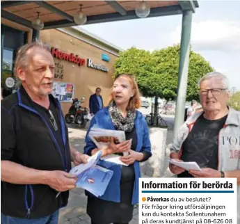  ?? FOTO: ANTON KYHLBÄCK ?? THOMAS AXELSSON, ordförande för Hyresgästf­öreningen, och medlemmarn­a Maria Åström och Hans Lindgren informerad­e om försäljnin­gen i Rotebro under tisdagen.