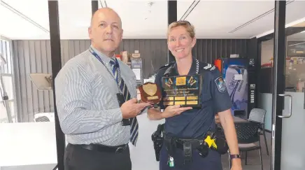  ?? Picture: Holly Cormack ?? COVETED GONG: Acting Inspector Scott Stahlhut and Senior Constable Sam Giles.