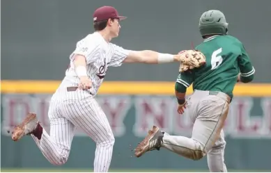  ?? Athletic communicat­ions, for Starkville Daily News) (Photo by Kelly Price, MSU ?? Mississipp­i State’s Justin Foscue, left, puts a tag on a Utah Valley base runner on Sunday.