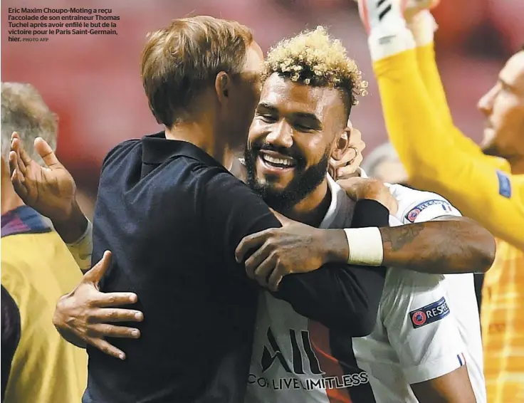  ?? PHOTO AFP ?? Eric Maxim Choupo-Moting a reçu l’accolade de son entraîneur Thomas Tuchel après avoir enfilé le but de la victoire pour le Paris Saint-Germain, hier.