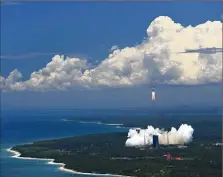  ?? (Photo EPA) ?? La fusée Longue-Marche  à son décollage, hier, depuis la base de lancement de Wenchang (province de Hainan), située au sud de la Chine.