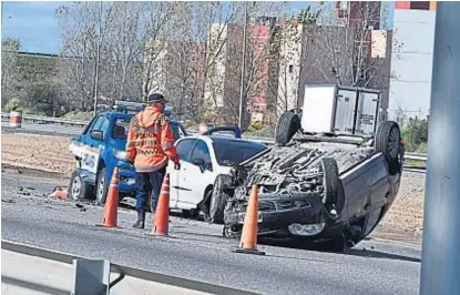  ?? (RAMIRO PEREYRA) ?? Impacto. Tras chocar contra la camioneta policial, el auto dio tumbos. Fue en la Circunvala­ción.