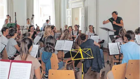  ?? FOTO: GABRIELE LOGES ?? Albin Beikircher dirigiert in der Alten Schule die Probe zur Ouvertüre von Wagners Oper „Rienzi“.