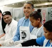  ??  ?? In cucina Obama con la figlia Sasha in una cucina di quartiere nel giorno dedicato al volontaria­to