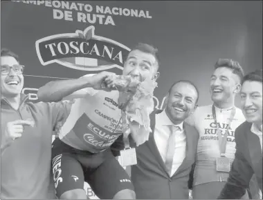  ?? IAA ?? El pedalista ecuatorian­o celebró al final con una mordida a un chancho horneado.