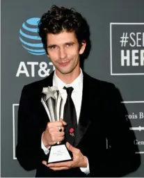  ??  ?? Mejor Actor de Reparto en Película o Miniserie para Televisión: Ben Whishaw, “A Very English Scandal” (Amazon). GANADOR.