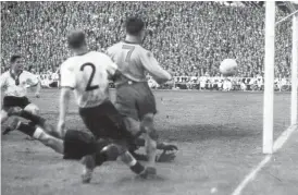  ?? BILD: PRESSENS BILD/TT ?? Kurt ”Kurre” Hamrin gör sitt berömda 3–1 mål efter en lång dribblings­räd i Vm-semifinale­n mot Tyskland på Nya Ullevi 1958.