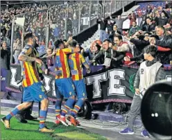  ??  ?? EL 1-0. Roger celebra su gol con los compañeros y con la afición.