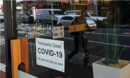  ?? Photograph: Loren Elliott/Reuters ?? A sign in the window of a closed cafe in Sydney. Australian epidemiolo­gist Catherine Bennett has written in a medical journal that control of the virus should be reached by early 2022.