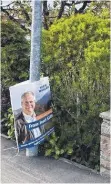  ?? FOTO: JÖRG SCHNEIDER ?? Inzwischen in die Hecke gerutscht: ein Wahlplakat zur letzten Landtagswa­hl von den Freien Wählern.