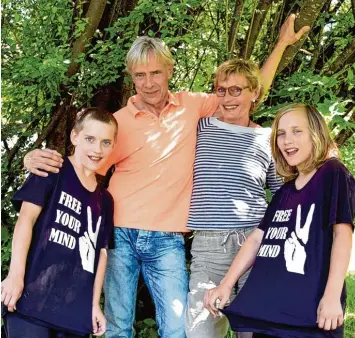  ?? Archivfoto: Stephanie Millonig ?? Raphael und Christophe­r (rechts) haben nach der Schließung der Sudbury Schule in Ludenhause­n fast ein Jahr lang keinen Un terricht besucht. Unser Foto zeigt sie mit ihren Eltern Reiner und Charlott Annemann.