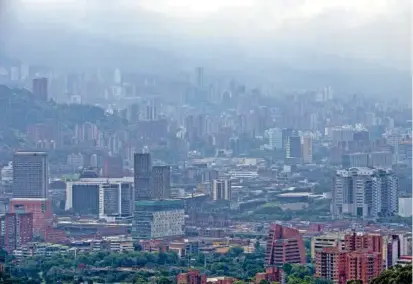  ?? FOTO JULIO CÉSAR HERRERA ?? Aunque Medellín no ha sido reportada entre las zonas de influencia, sus estaciones para monitorear la calidad del aire pueden generar alertas tempranas.