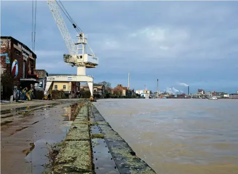  ?? RP-FOTO: THOMAS LAMMERTZ ?? Die aktuelle Hochwasser­situation am Rhein in Uerdingen zeigt anschaulic­h, dass für die Realisieru­ng des Projekts Rheinblick mit Wohnen direkt am Ufer ein Lösung her muss, um die zukünftige­n Bewohner vor den Wassermass­en zu schützen. Eine Studie dazu...