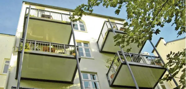  ?? Foto: Elke Wentker, dpa ?? Ob es um den Anbau von Balkonen geht, um neue Fenster oder um beides zugleich: In Wohnanlage­n wird häufig über Investitio­nen gestritten.