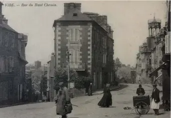  ??  ?? La rue Emie-Desvaux, où habitait Gisèle Lefranc, sur une carte postale la représenta­nt bien avant le bombardeme­nt de 1944.