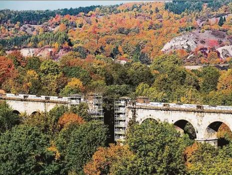  ?? Foto: Michal Šula, MAFRA ?? Viadukt ztichl Žádní cestující se nyní nesvezou podzimní krajinou do Prokopskéh­o údolí na Pražském semmeringu. Trať je uzavřena z důvodu rekonstruk­ce. Sundaná je i ocelová mostnice, která se na své místo vrátí během listopadu. HLUBOČEPY