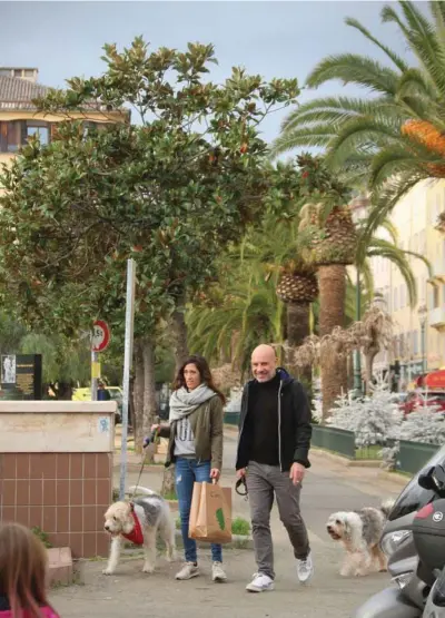  ?? ?? De fleste korsikaner­e, som her i hovedbyen Ajaccio, taler fransk til hverdag, men en del taler også korsikansk, og mange by- og vejskilte står på begge sprog. Foto: Malene Fenger-Grøndahl