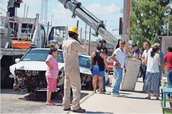  ??  ?? un grupo de vecinos desesperad­os decidió cerrar la calle para evitar que la grúa de la CFE se fuera