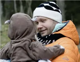  ?? FOTO: NIKLAS TALLQVIST ?? Efter knappt tre års process har Mikko och Jan sitt barn hos sig.
■