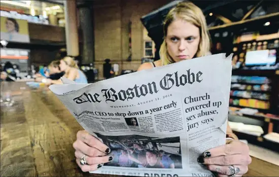  ?? JOSEPH PREZIOSO / AFP ?? Una joven leyendo The Boston Globe ayer en una cafetería de la South Station de Boston (Massachuse­tts)