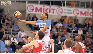  ?? (Photo Eric Ottino) ?? Les Sharks de Vee Sanford sont tombés de haut contre Cholet.